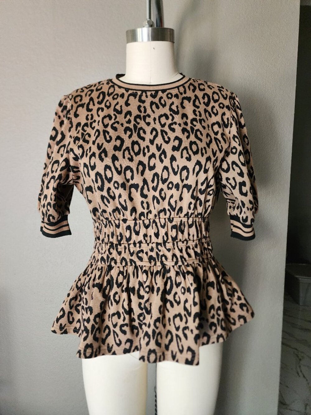 She+Sky Leopard Print Peplum Top NWT Size S - Picture 3 of 4